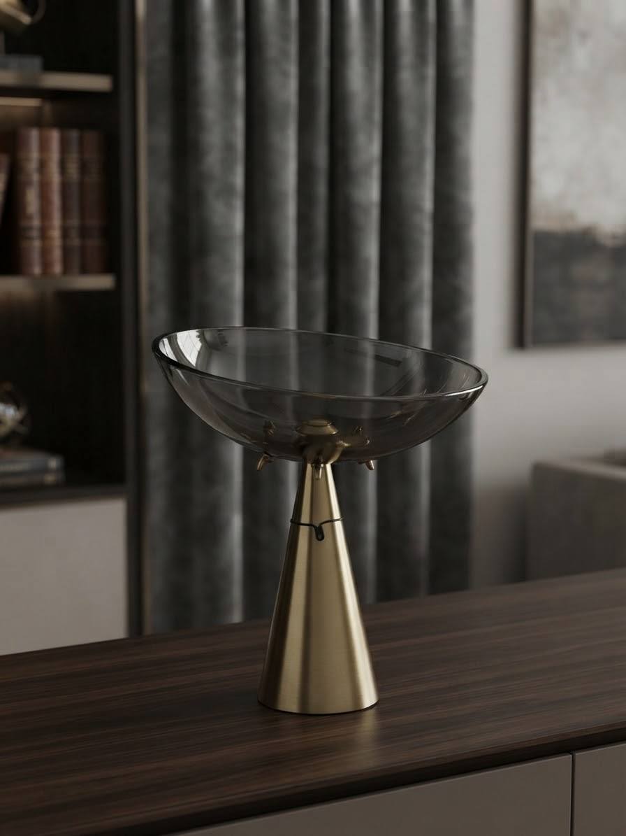 Coupe Décorative Contemporaine sur Pied Conique en Laiton et Verre Fumé